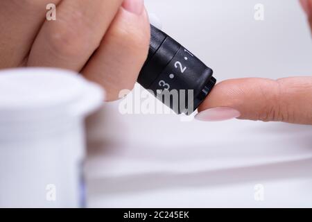 Close-up of a Woman's Hand Testing le haut sucre de sang avec diabete Banque D'Images