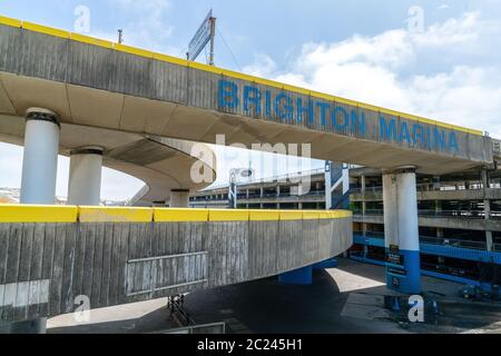 Survol de Brighton Marina. Entrée dans le parking. Banque D'Images