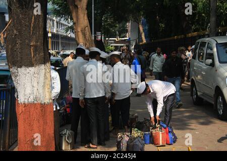 Dabbawala livraison de boîtes à lunch de nourriture chaude à la gare de Churchgate à Mumbai (Bombay), Inde. Un service de livraison de nourriture traditionnelle très efficace Banque D'Images