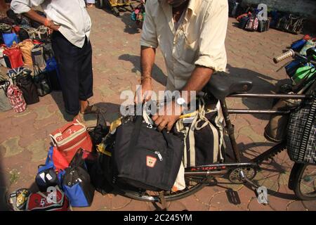 Dabbawala livraison de boîtes à lunch de nourriture chaude à la gare de Churchgate à Mumbai (Bombay), Inde. Un service de livraison de nourriture traditionnelle très efficace Banque D'Images