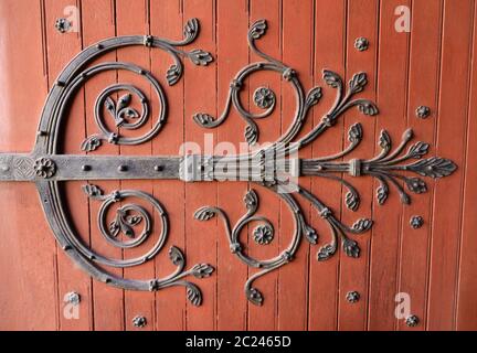 Arles, France - 27 juin 2017 : charnières décorées dans la porte de la cathédrale Saint Trophime à Arles, France. Bouches-du-Rhône, France Banque D'Images