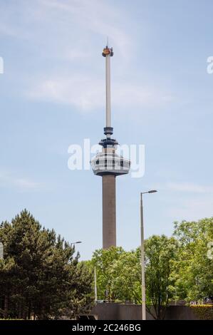 Euromast à Rotterdam, pays-Bas est le plus haut bâtiment de la ville à 185 m et se trouve près des rives du Nieuwe Maas Banque D'Images