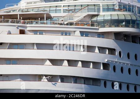 Grand navire de croisière de luxe Disney Wonder sur mer, septembre 2018 Norvège Kristiansand close-up Banque D'Images