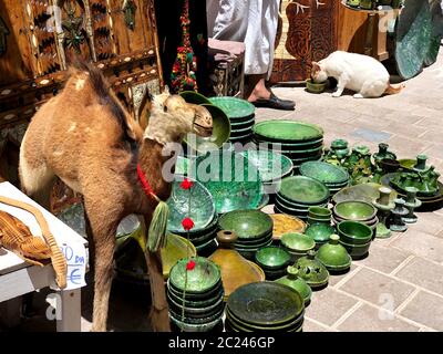 Céramique colorée et poterie exposées à l'extérieur du marché. Banque D'Images