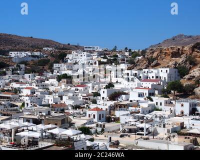 vue sur le village d'afandou à rhodes avec ciel bleu et montagnes Banque D'Images