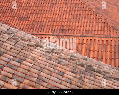 image plein cadre de toits de tuiles de terre cuite orange avec des pantiles traditionnels diagonaux en lignes et en rangées Banque D'Images