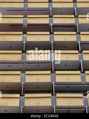 balcons jaunes dans un immeuble moderne ou des appartements de vacances Banque D'Images