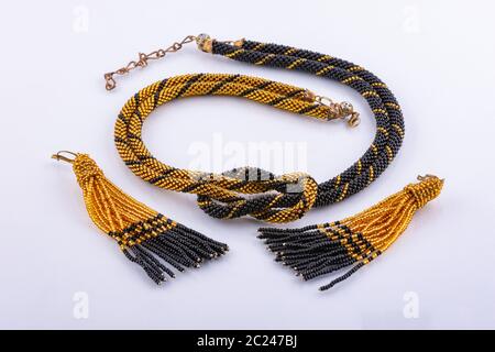 Collier fait main à partir de petites perles noires et or Banque D'Images