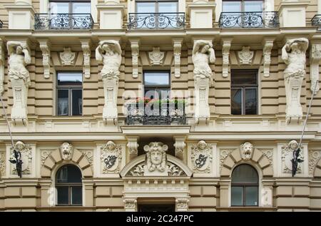 Fragment de la façade dans le style Art nouveau d'un immeuble résidentiel sur la rue Elizabeth Banque D'Images