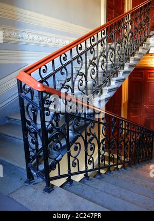 Décoration fragmente sur l'escalier principal du bâtiment dans le style Art Nouveau sur la 7ème rue Krasnoarmeiskaya