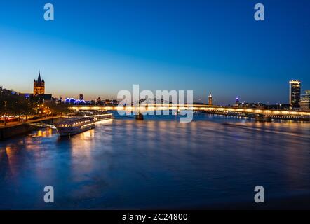 Bord du Rhin à Cologne (Allemagne) la nuit Banque D'Images