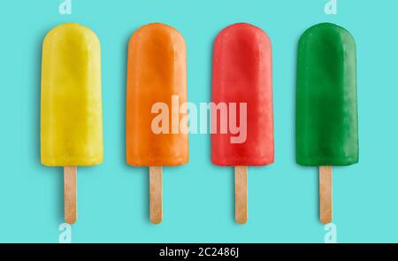 Variété de fruits ice lolly sur fond bleu Banque D'Images