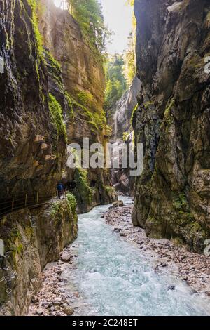 Faites de la randonnée dans la gorge de Partnachklamm près de Garmisch Partenkirchen Banque D'Images