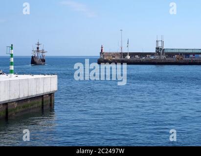 la réplique du voilier santa maria quittant le port de funchal pour une croisière autour de madère Banque D'Images