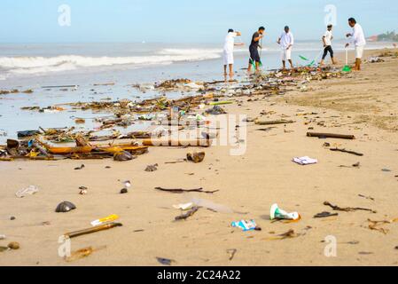 Nettoyage de la plage gens océan Bali Banque D'Images