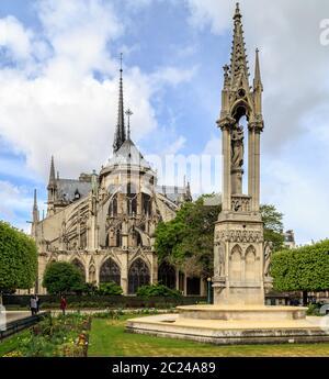 Paris, France, 1er avril 2017 : chevet de notre-Dame de Paris et de la fontaine de la Vierge de la place Jean-XXIII. Construit en français G. Banque D'Images