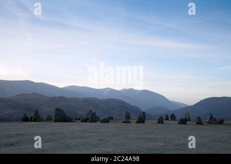 En regardant vers le sud depuis le cercle de pierres de Castlerigg, vers St. Johns dans la vallée à l'aube dans le district de English Lake Banque D'Images