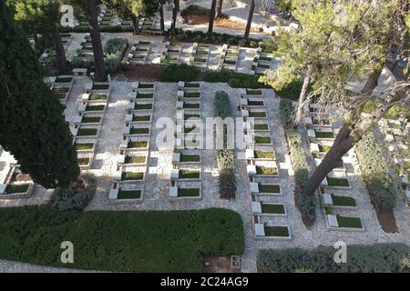 Vue aérienne des tombes des morts au cimetière militaire national du Mont Herzl West Jérusalem Israël. Banque D'Images
