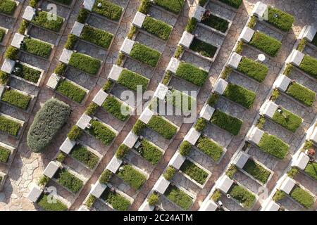 Vue aérienne des tombes des morts de la guerre des six jours 1967 au cimetière militaire national du Mont Herzl West Jérusalem Israël. Banque D'Images