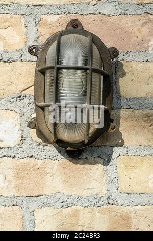 La vieille lampe suspendue sur le mur de brique Banque D'Images