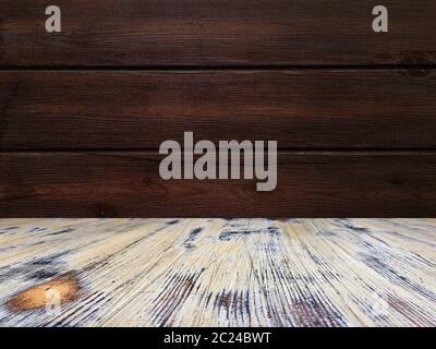 ancienne table en bois de chêne lavé peint sur le fond de mur en bois brun flou, table en bois. Banque D'Images