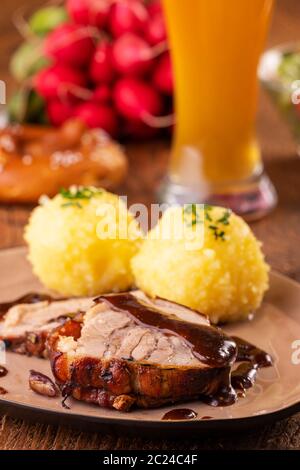 Rôti de porc bavarois avec des boulettes de pommes de terre Banque D'Images