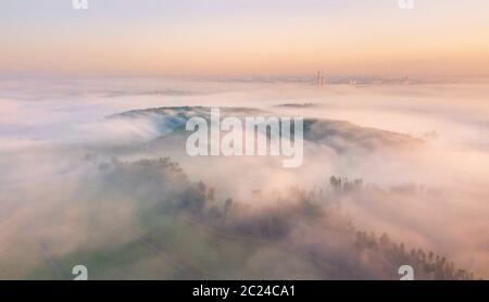 Lever du soleil d'été et matin brouillard sur panorama aérien forestiers. Nature Paysage d'été. La ville de Minsk sur l'arrière-plan. Le Bélarus, l'Europe Banque D'Images