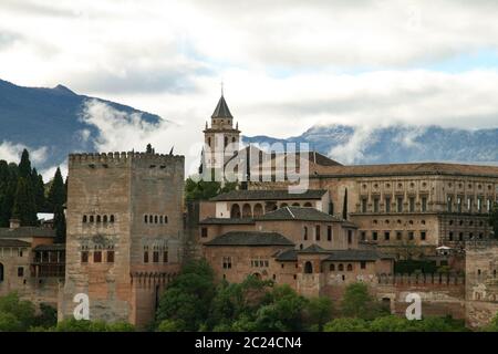 Vue sur le château de la ville Alhambra avec montagnes en arrière-plan à Grenade en Espagne Banque D'Images