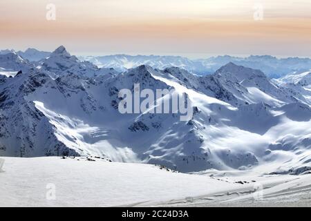 Vue sur le mont Elbrus - le point le plus haut d'Europe Banque D'Images