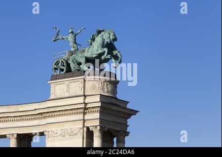 Statue d'un homme sur un char, symbole de la guerre, d'une colonnade en place des Héros, Budapest Banque D'Images