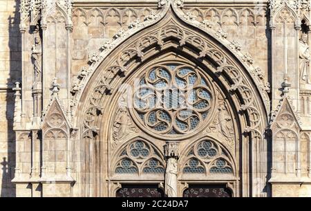 Budapest, l'église Matthias, détail d'une entrée Banque D'Images