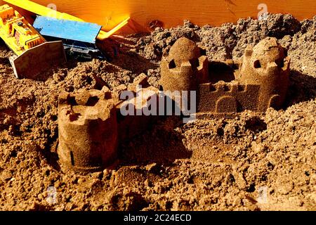 En été, l'enfant a construit un château de sable dans le bac à sable. Jeux pour enfants. Banque D'Images