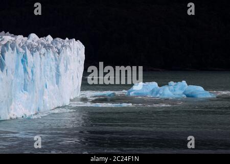 Morceaux de glace brisés flottant dans le lac à côté du glacier Banque D'Images