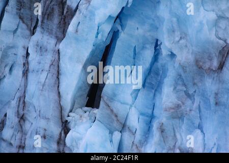 Gros plan de la colonne dans la glace bleue du glacier en Amérique du Sud Banque D'Images