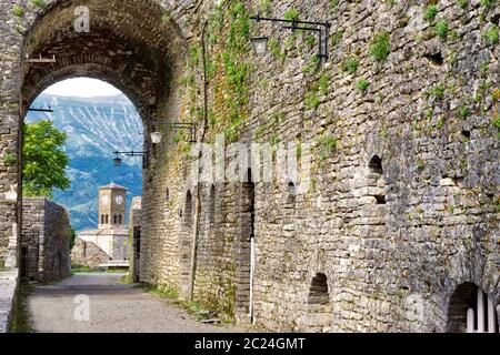 Vue intérieure de la tour de l'horloge à Gjirokaster Château à Saranda, Albanie Banque D'Images
