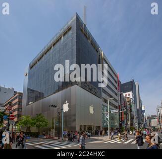 Face à l'Apple Store à Ginza Street, Tokyo, Japon Banque D'Images