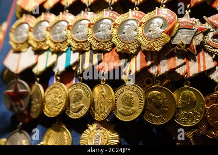Moscou, Russie - 23 janvier 2019 : Musée des forces armées centrales. Différents prix, ordres et médailles sur le soldat de l'armée russe Banque D'Images