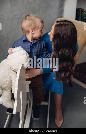 Fils de rire et sourire mère dans Studio. Banque D'Images