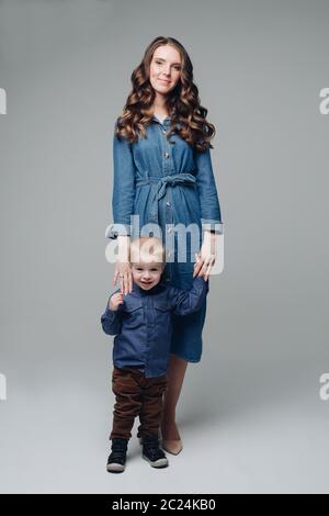 Fils de rire et sourire mère dans Studio. Banque D'Images