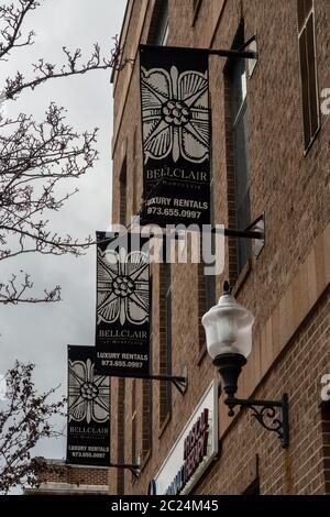 MONTCLAIR, NEW JERSEY, États-Unis - 22 NOVEMBRE 2019 : panneaux à l'extérieur de l'immeuble Bellclair à Bell Street Banque D'Images