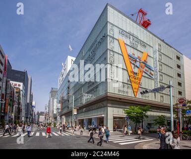 Face au magasin Louis Vuitton, rue Ginza, Tokyo, Japon Banque D'Images