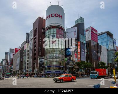 Bâtiments Ricoh dans la rue Ginza, Tokyo, Japon Banque D'Images