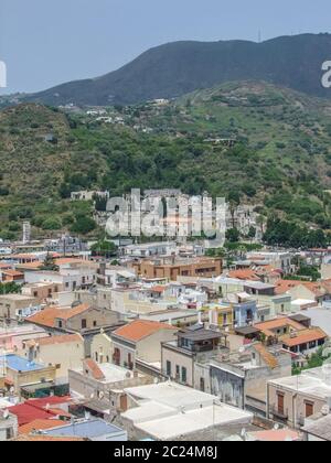 Lipari situé à une île nommée Lipari, la plus grande des îles éoliennes dans la mer Tyrrhénienne près de la Sicile en Italie Banque D'Images