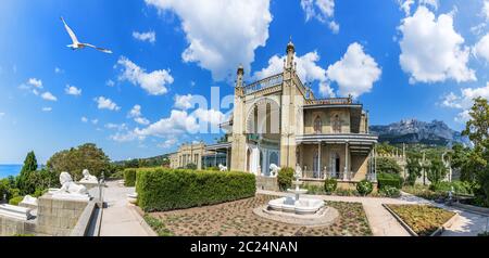 Palais de Vorontsov en Crimée, façade sud vue panoramique. Banque D'Images