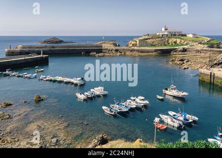 Vue panoramique sur Tapia du port nautique de Casariego, Asturies, Espagne Banque D'Images