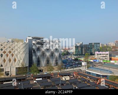 vue aérienne du marché extérieur de leeds et du quartier victoria avec la gare routière et le bâtiment de la carrière de leeds college visible Banque D'Images
