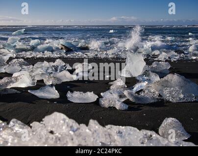 La glace de glacier sur la côte de la plage de sable noir. Photo à partir de mars, à l'Islande Banque D'Images