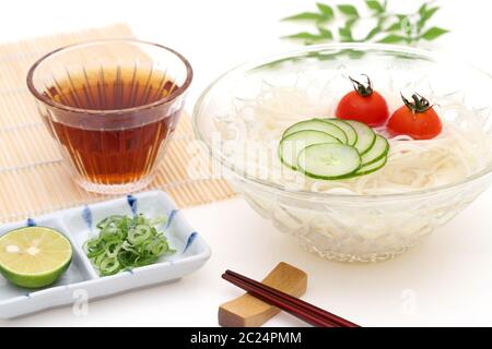 Nouilles somen japonais dans un bol en verre avec de la sauce soja sur fond blanc Banque D'Images