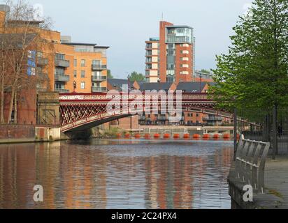 pont crown point traversant la rivière aire à leeds avec les bâtiments environnants au bord de l'eau Banque D'Images