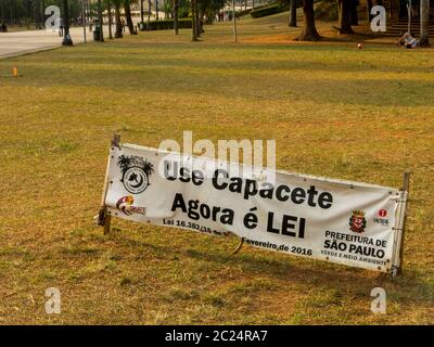 SAO PAULO, BRÉSIL - JUL 05, 2018 - bande d'information sur l'utilisation obligatoire du casque pour les planchistes dans le parc de l'indépendance à Sao Paulo - Brésil Banque D'Images